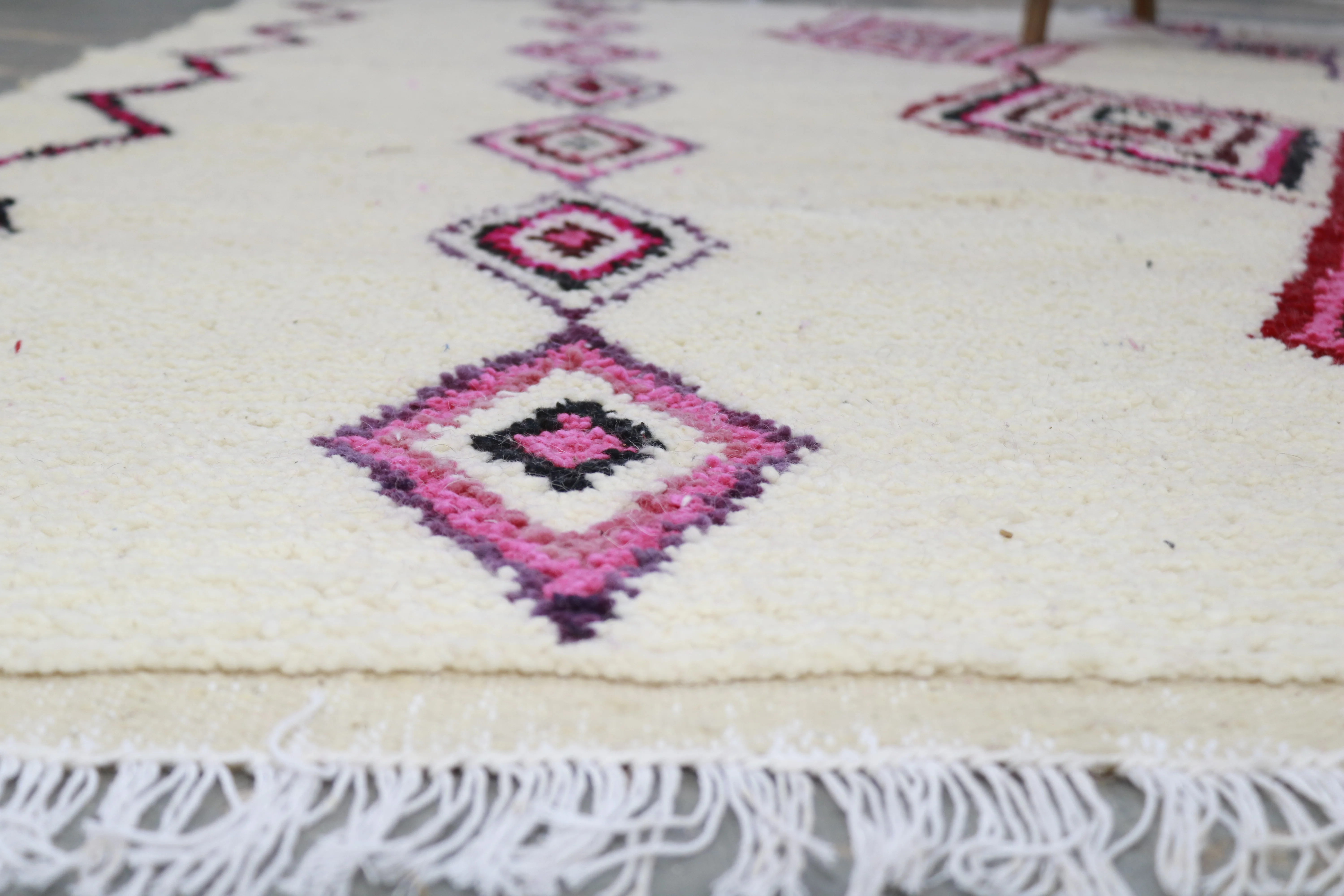 Azilal Rug 300×200 cm – Ivory Moroccan Berber Rug with Pink & Burgundy Diamond Amazigh Motifs, GO-979 - Image 3