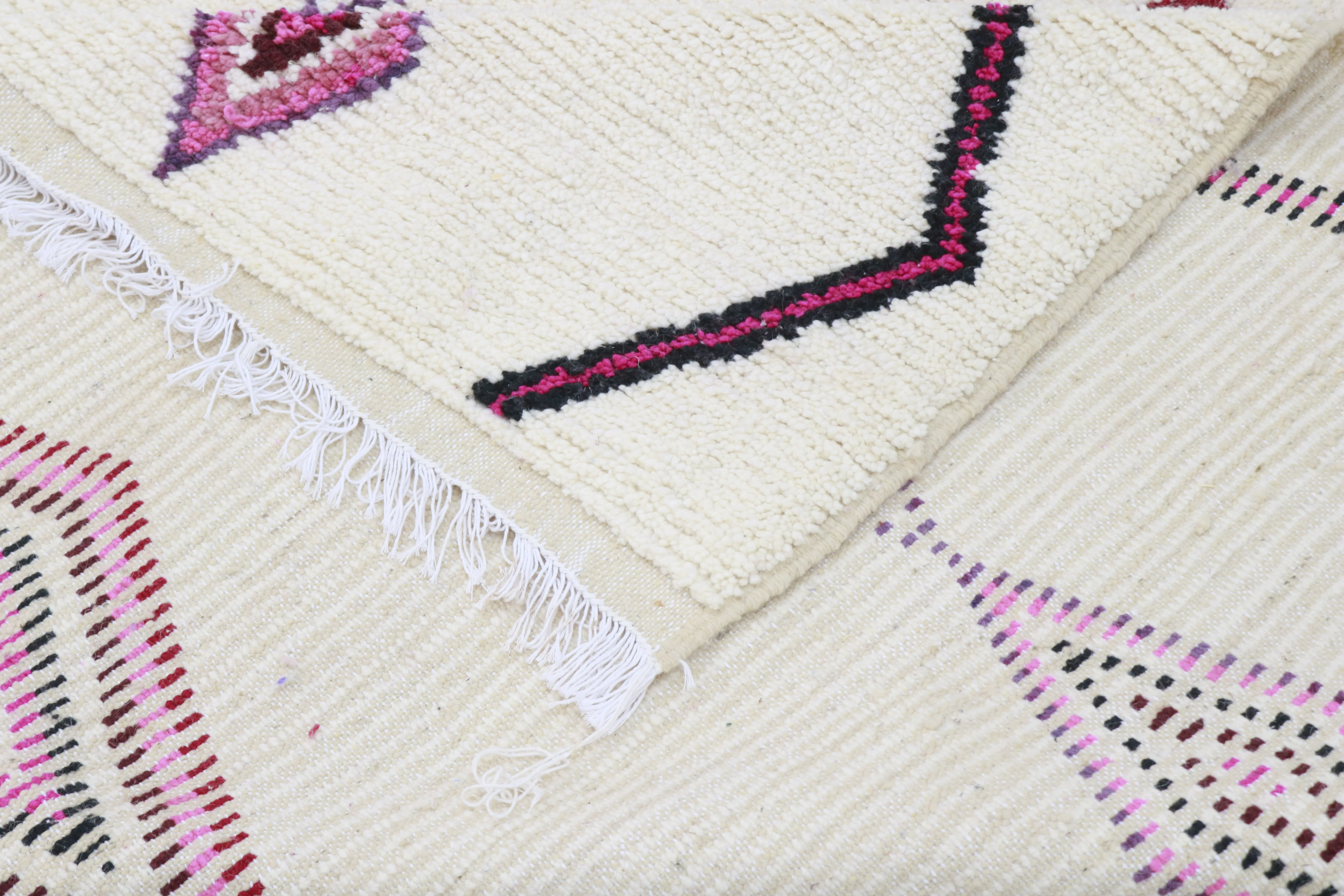 Azilal Rug 300×200 cm – Ivory Moroccan Berber Rug with Pink & Burgundy Diamond Amazigh Motifs, GO-979 - Image 4