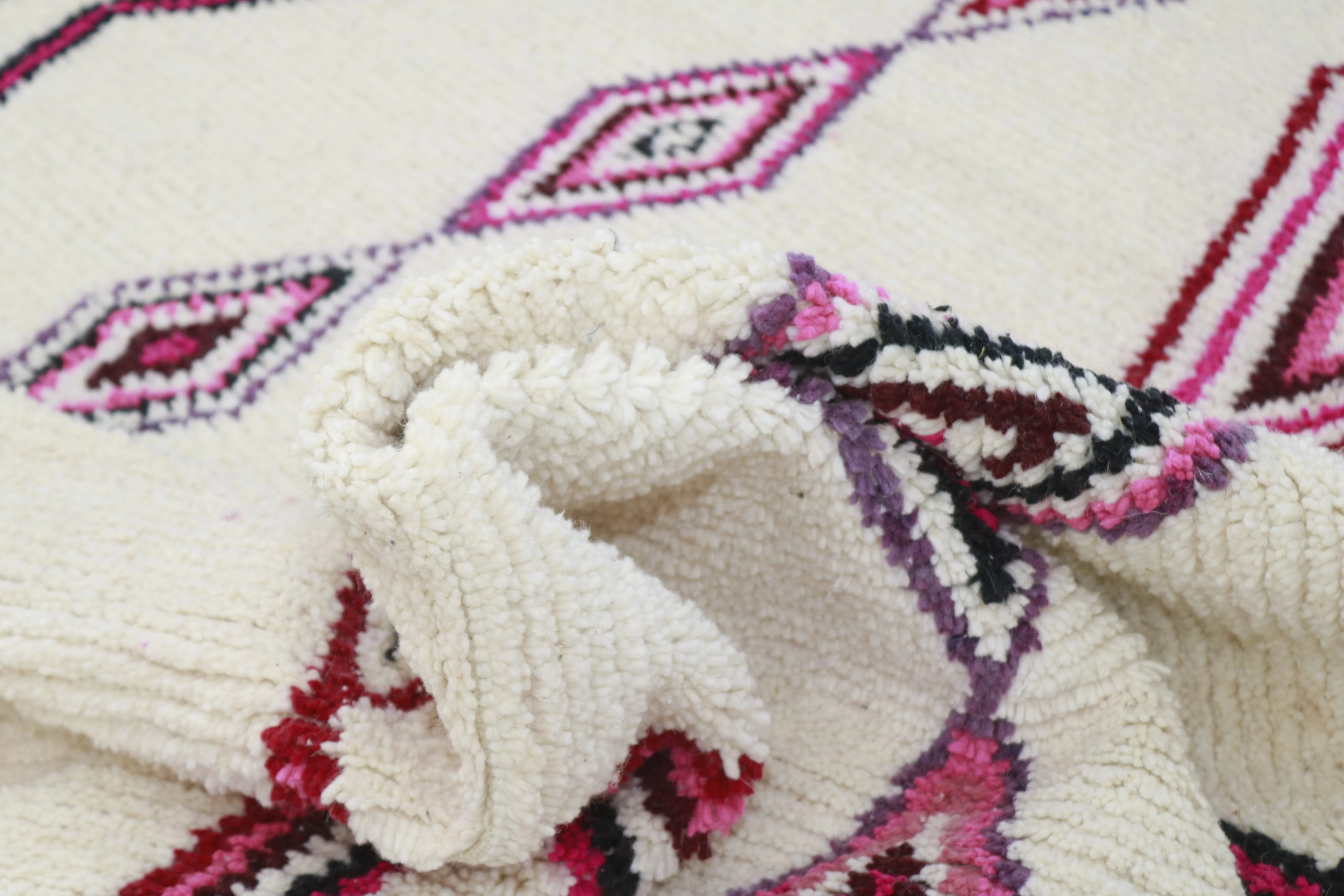 Azilal Rug 300×200 cm – Ivory Moroccan Berber Rug with Pink & Burgundy Diamond Amazigh Motifs, GO-979 - Image 5