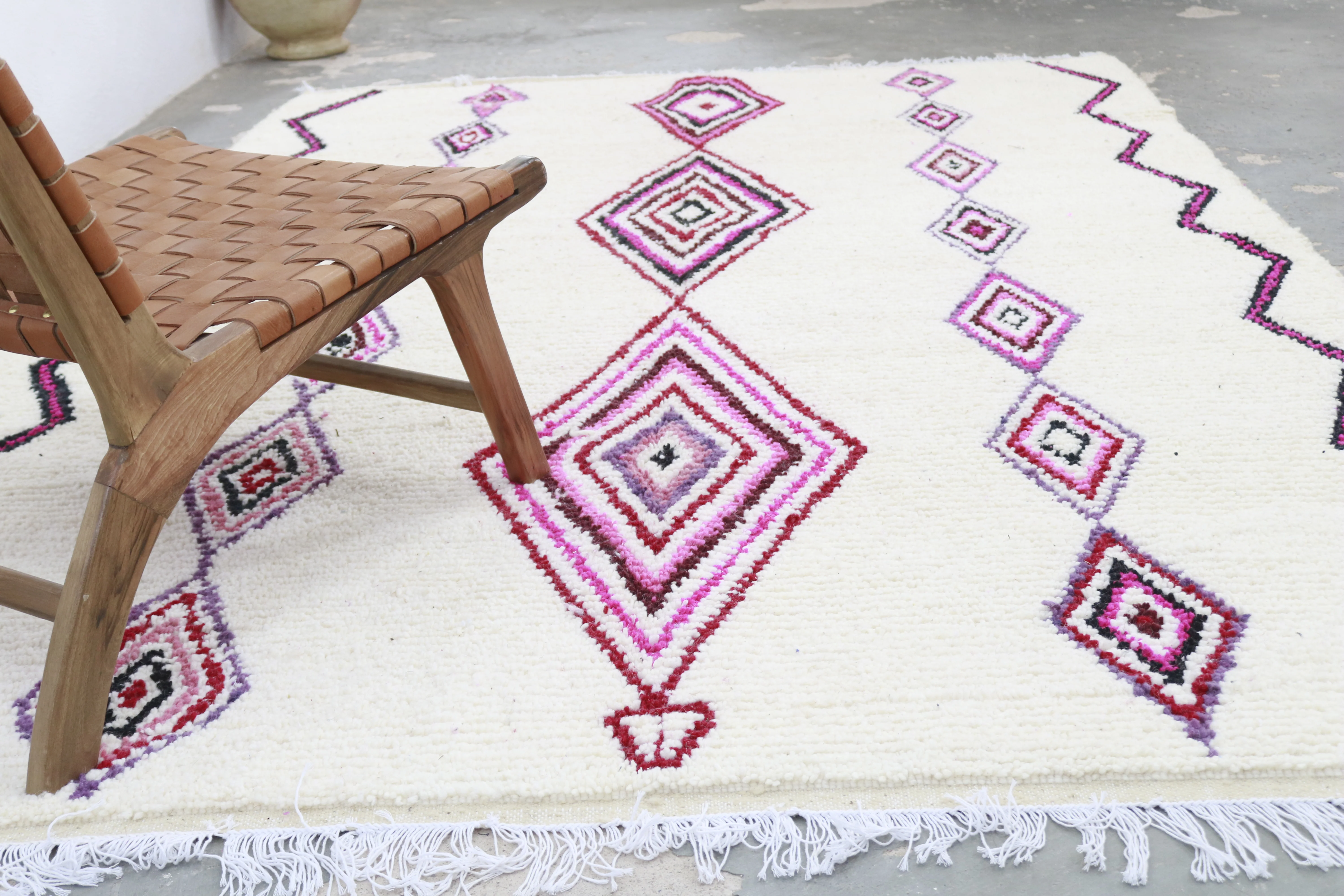 Azilal Rug 300×200 cm – Ivory Moroccan Berber Rug with Pink & Burgundy Diamond Amazigh Motifs, GO-979 - Image 6