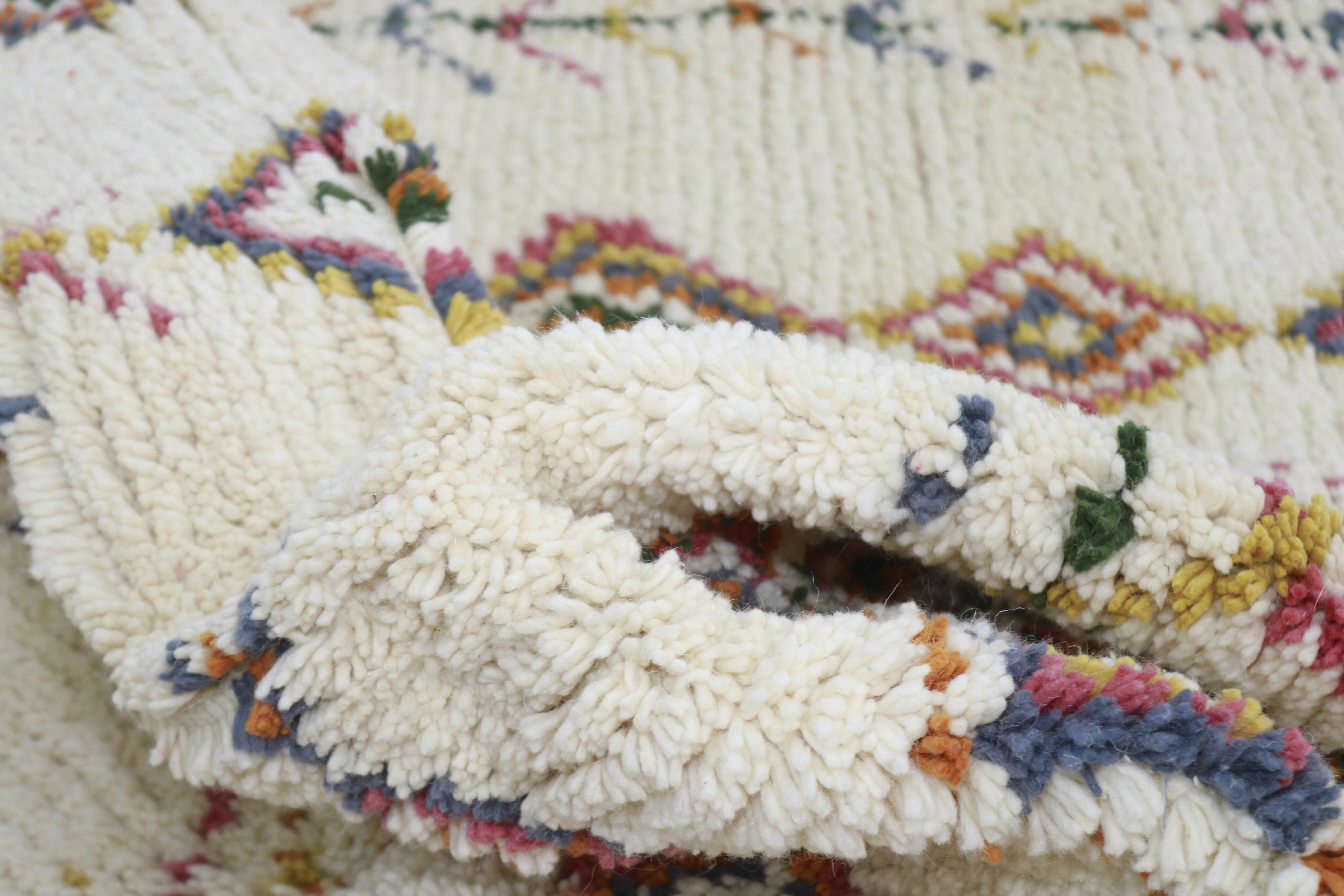 Azilal Rug 305×195 cm – Ivory Moroccan Berber Rug with Multicolor Tribal Diamonds, GO-974 - Image 5