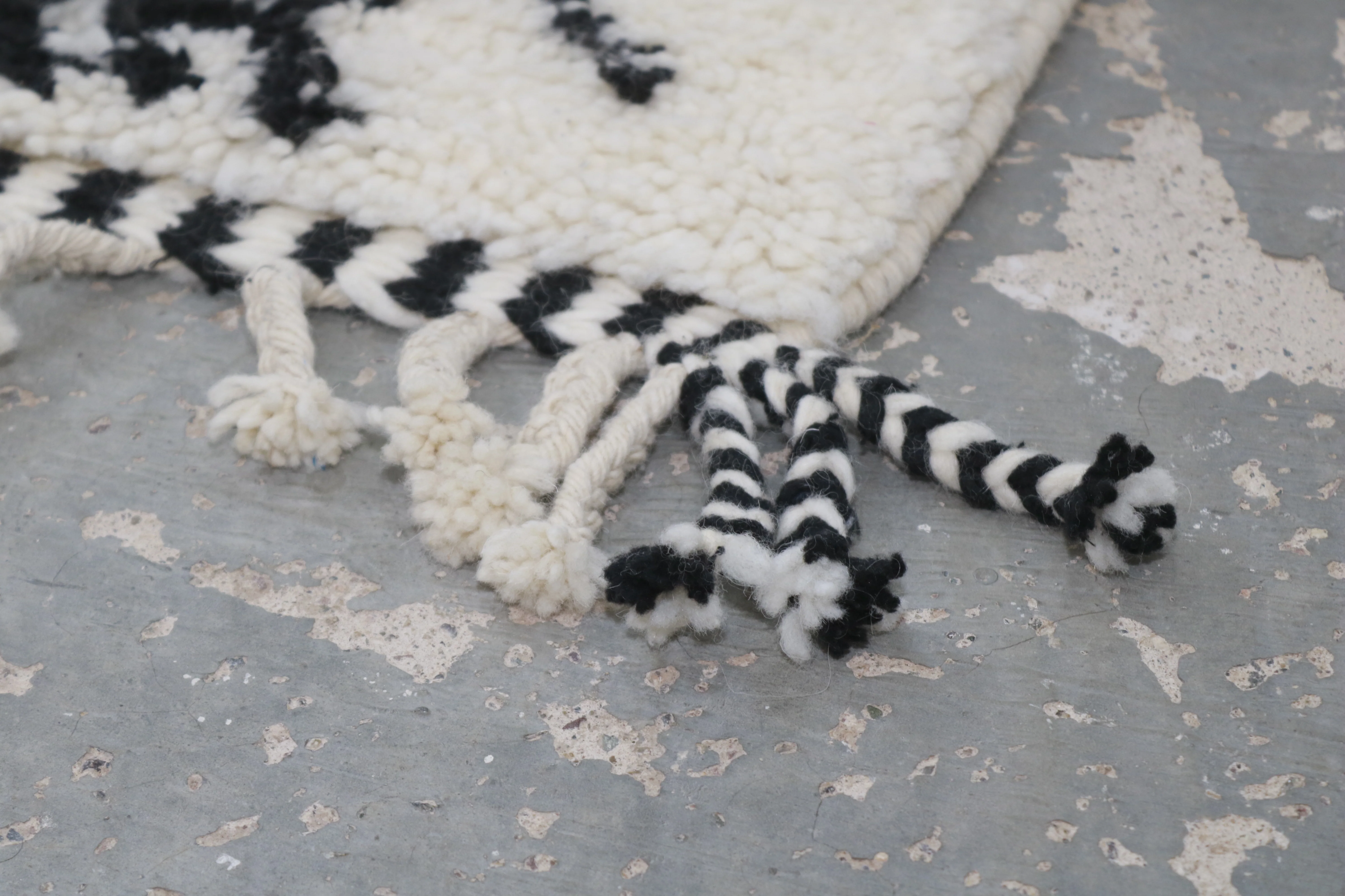 Beni Ouarain Rug 235×155 cm – Ivory & Black, AZO-780 - Image 5
