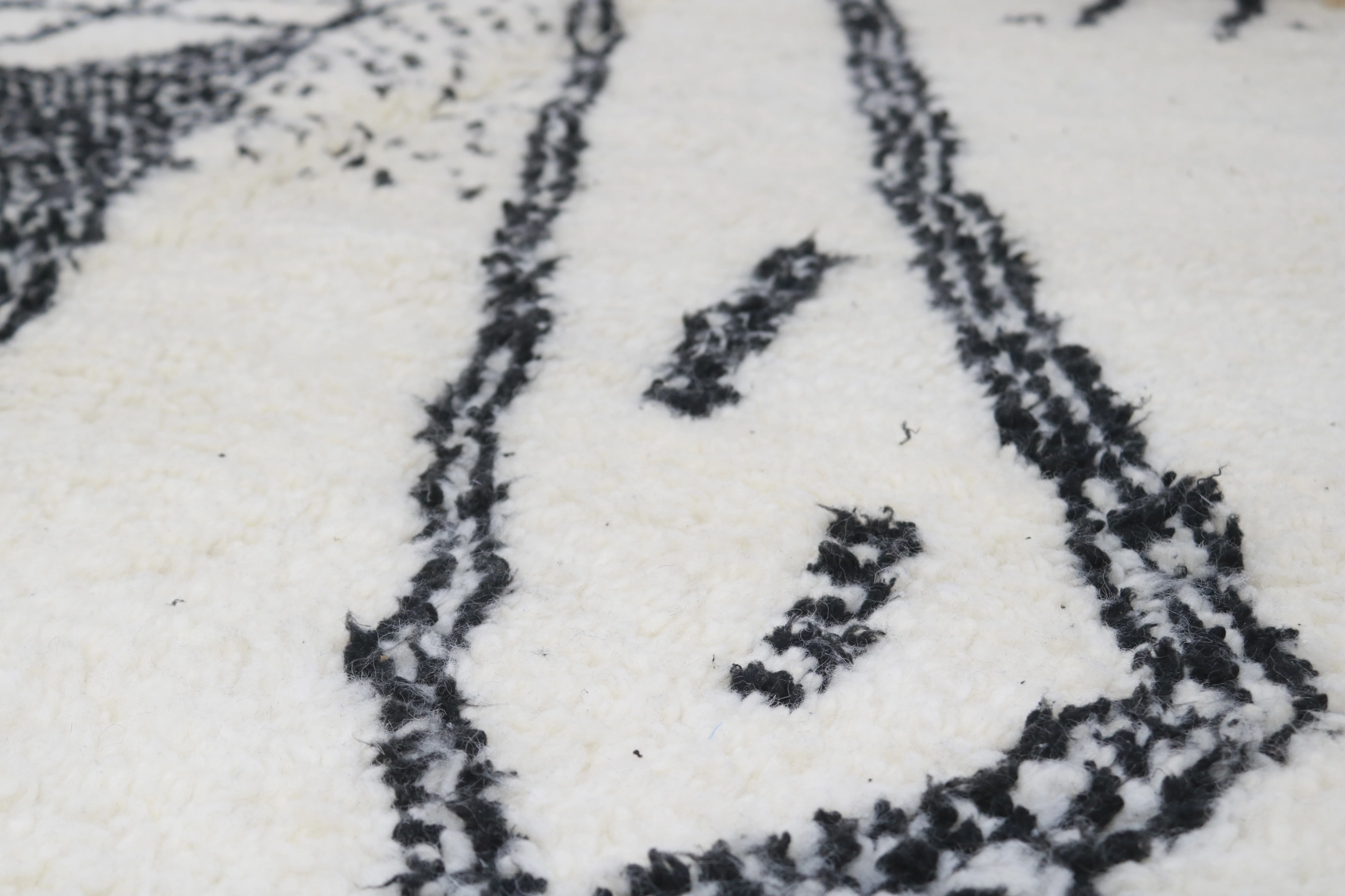 Beni Ouarain Rug 235×155 cm – Ivory & Black, AZO-780 - Image 6