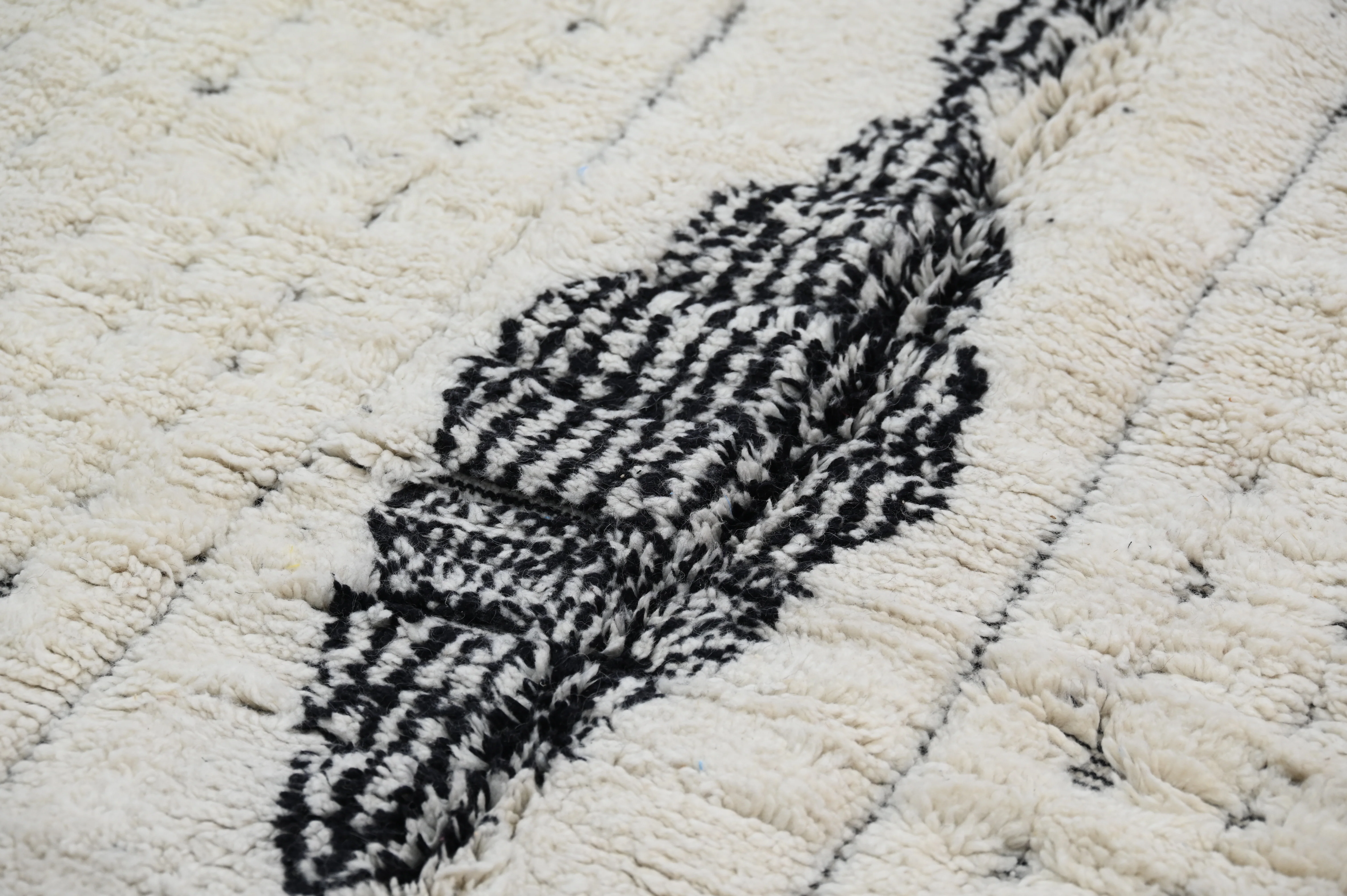 Beni Ouarain Rug, 245 x 140 cm, AZO-553 - Image 3