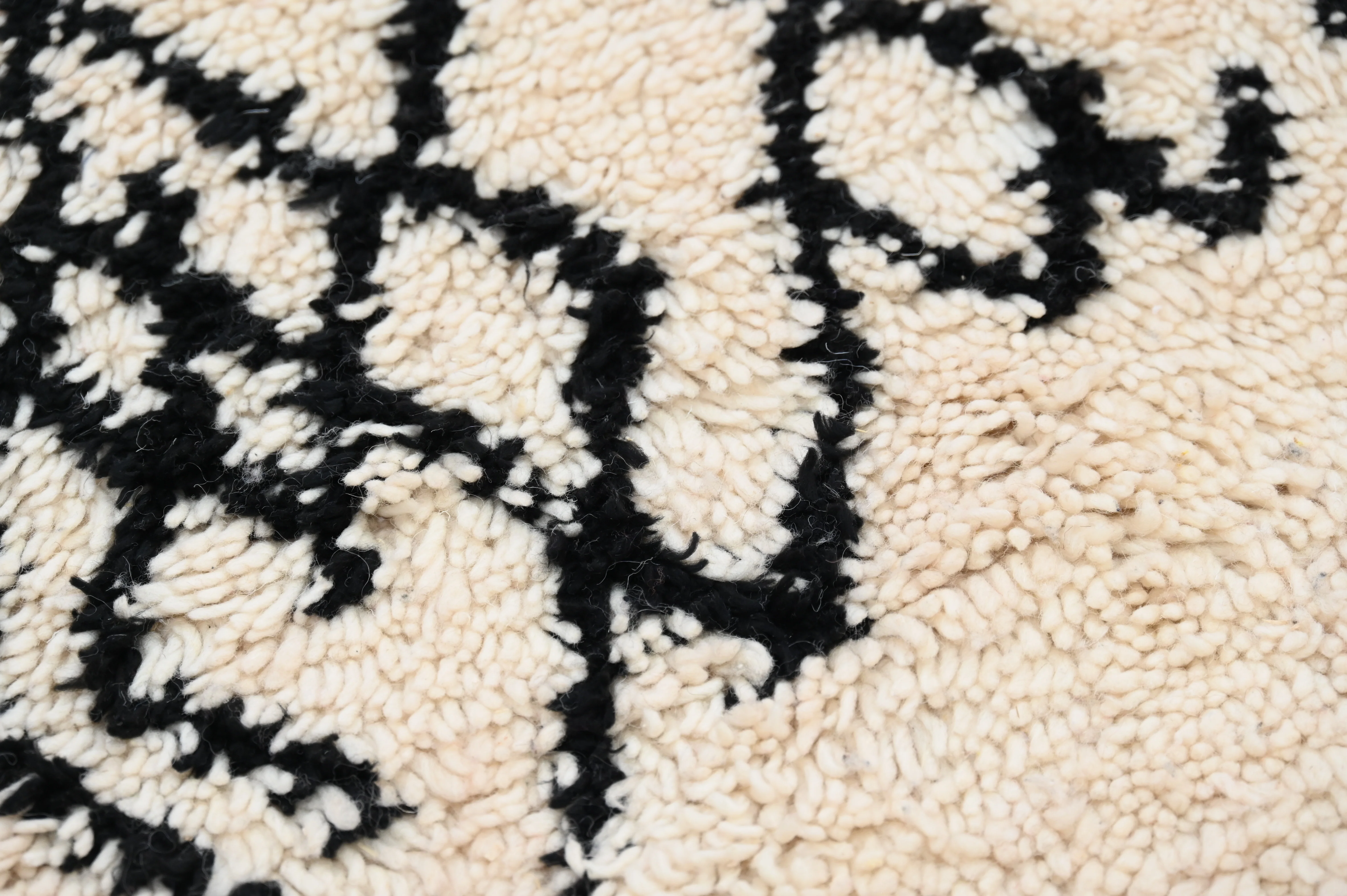 Beni Ouarain Rug, 245 x 150 cm, AZO-577 - Image 4