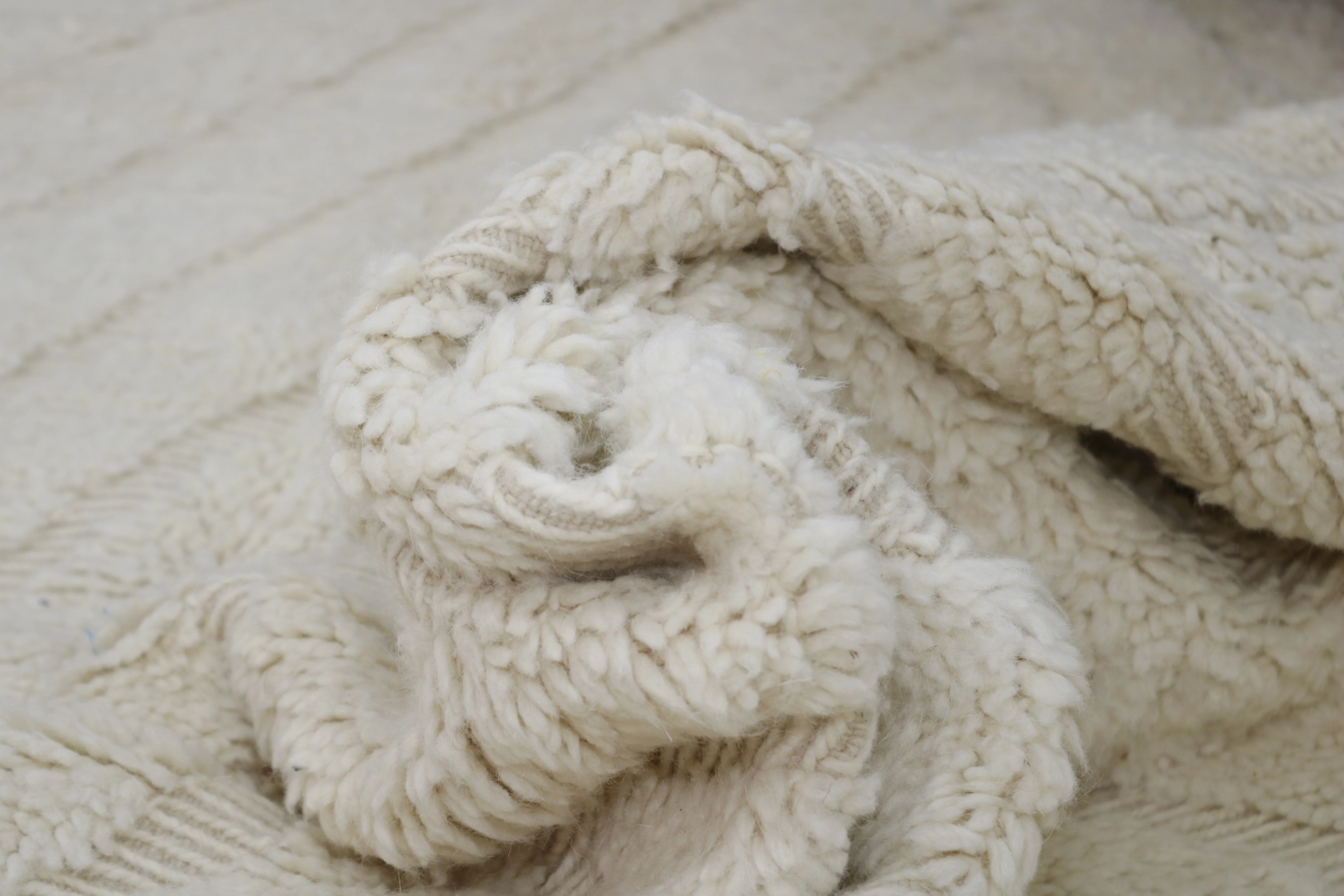 Beni Ouarain Rug 300×225 cm – Ivory Moroccan Wool Rug with Chevron Pattern, GO-963 - Image 6