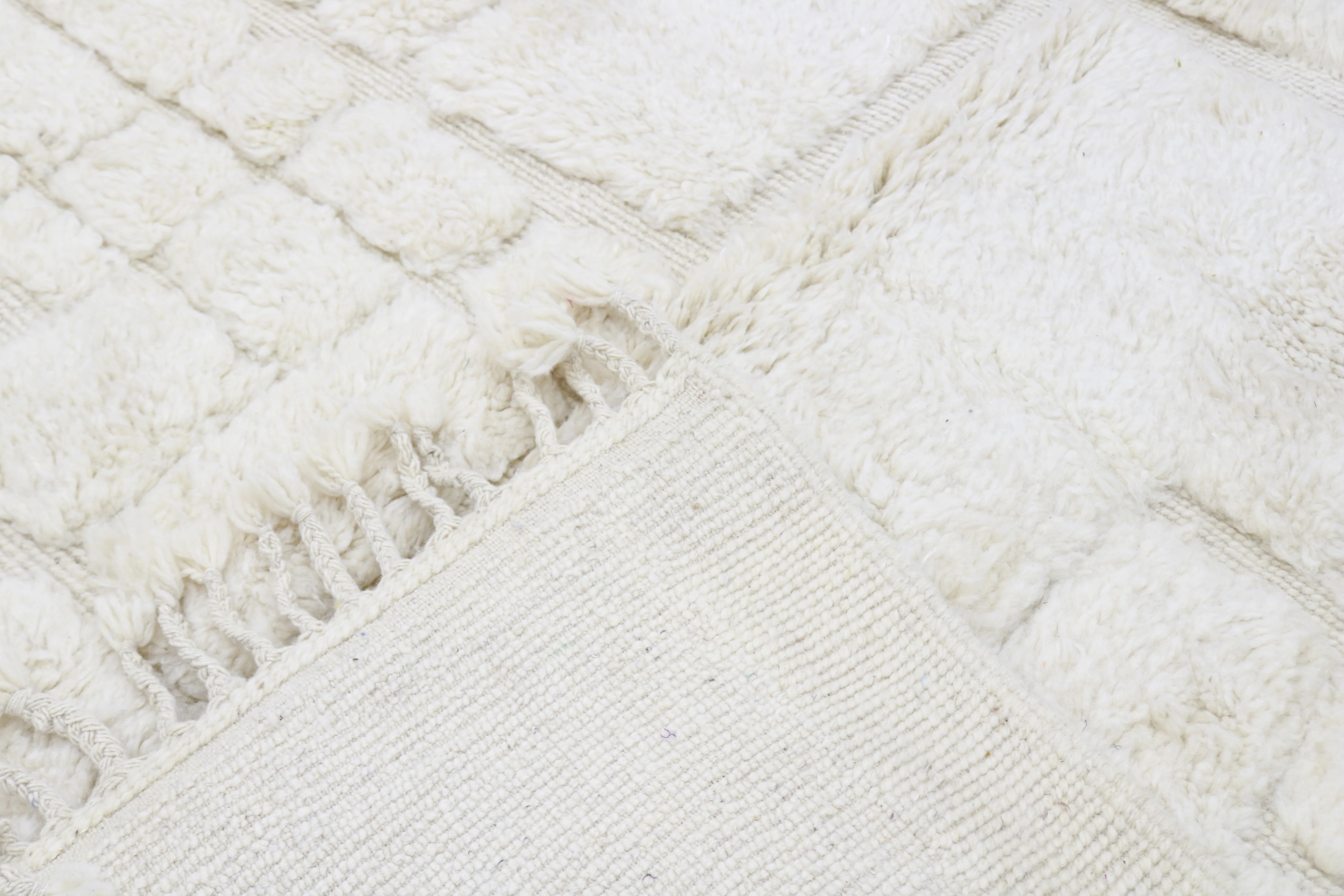 Large Beni Ouarain Rug 295×205 cm – Textured Ivory Moroccan Wool Rug with Sculptural Geometric Design, GO-981 - Image 3