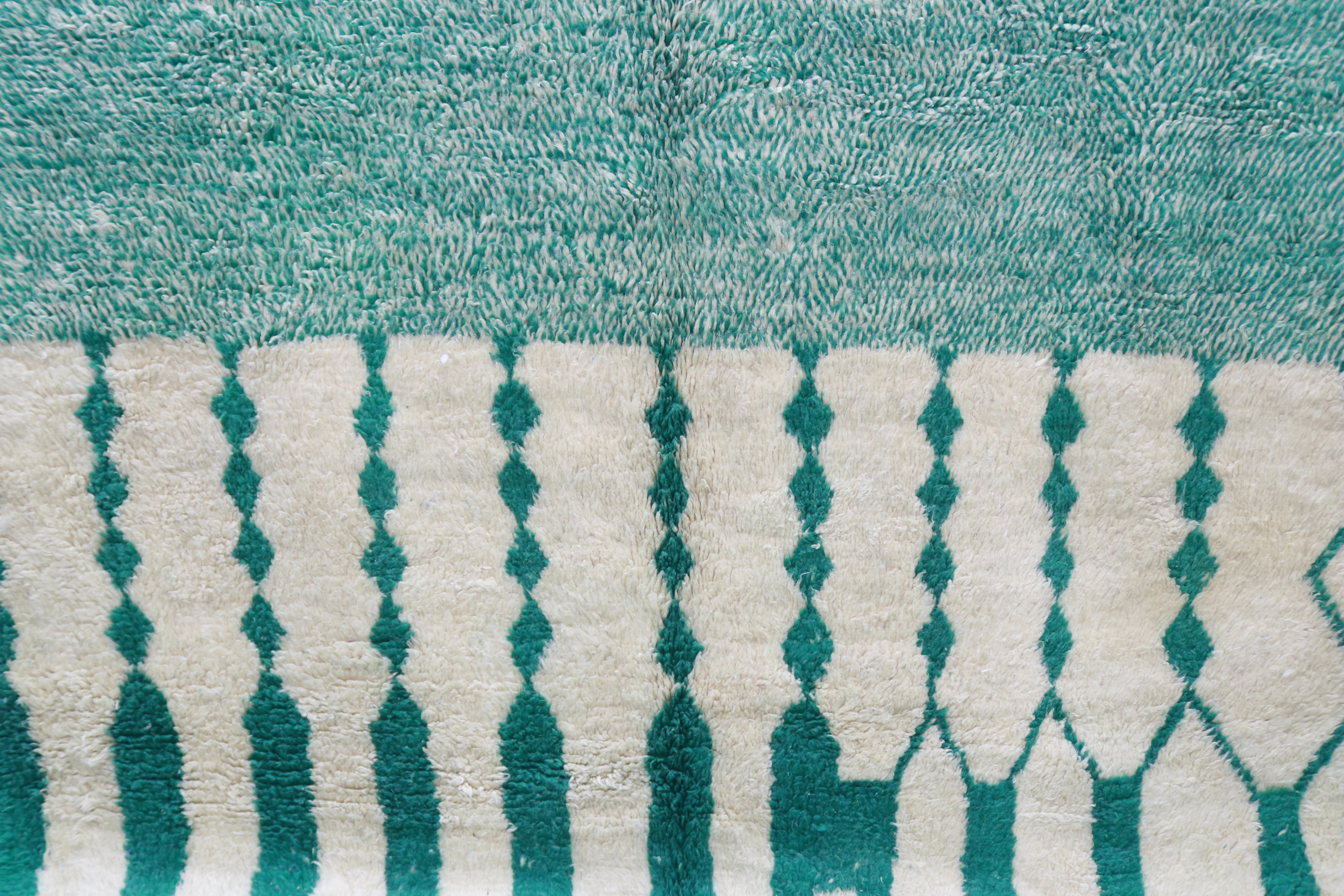 Large Azilal Rug 305 x 210 cm – Emerald Green Moroccan Wool Rug with Graphic Berber Motifs, GO-983 - Image 3
