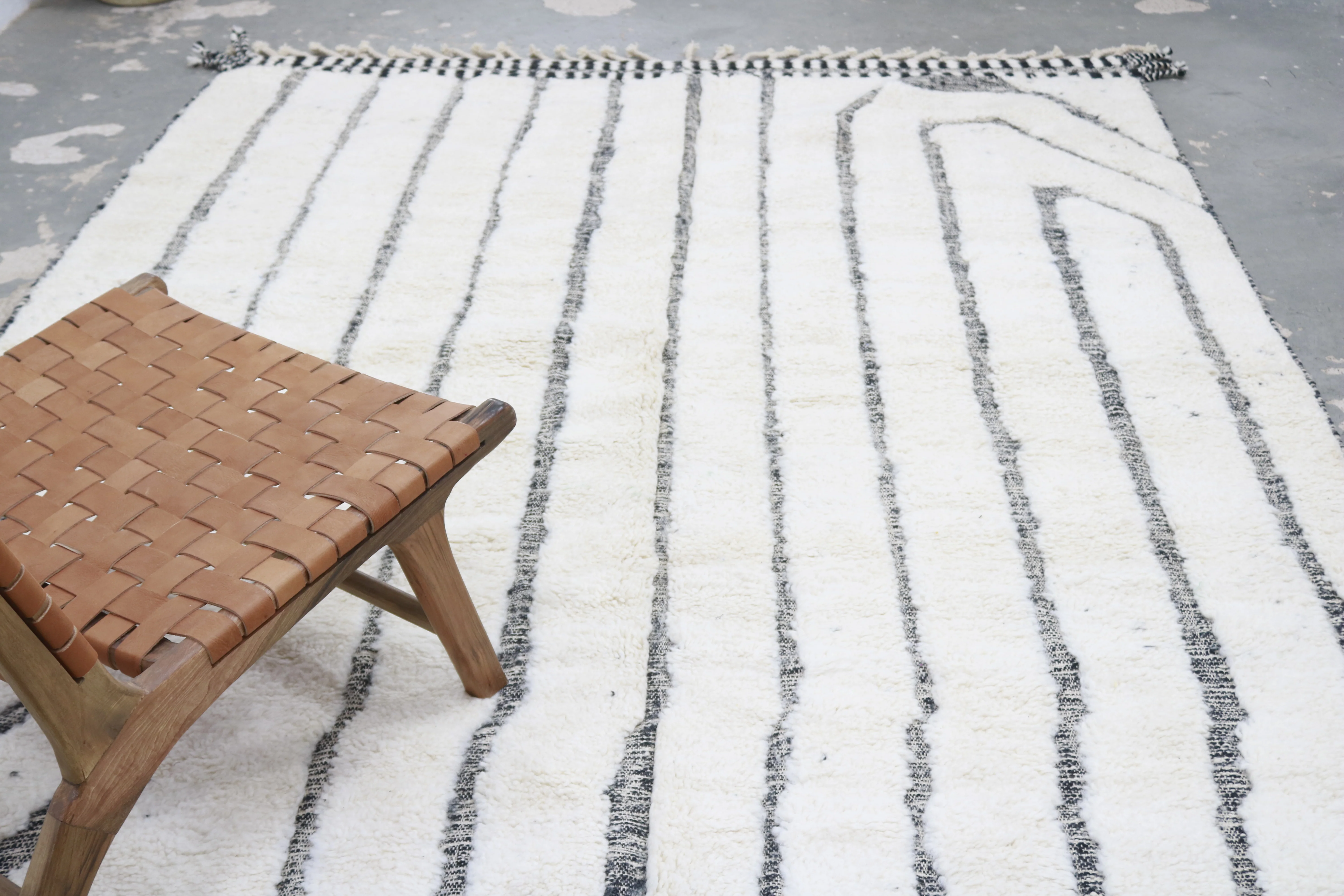 Large Beni Ouarain Rug 290×210 – Ivory Wool with Black Linear Design, GO-939 - Image 3