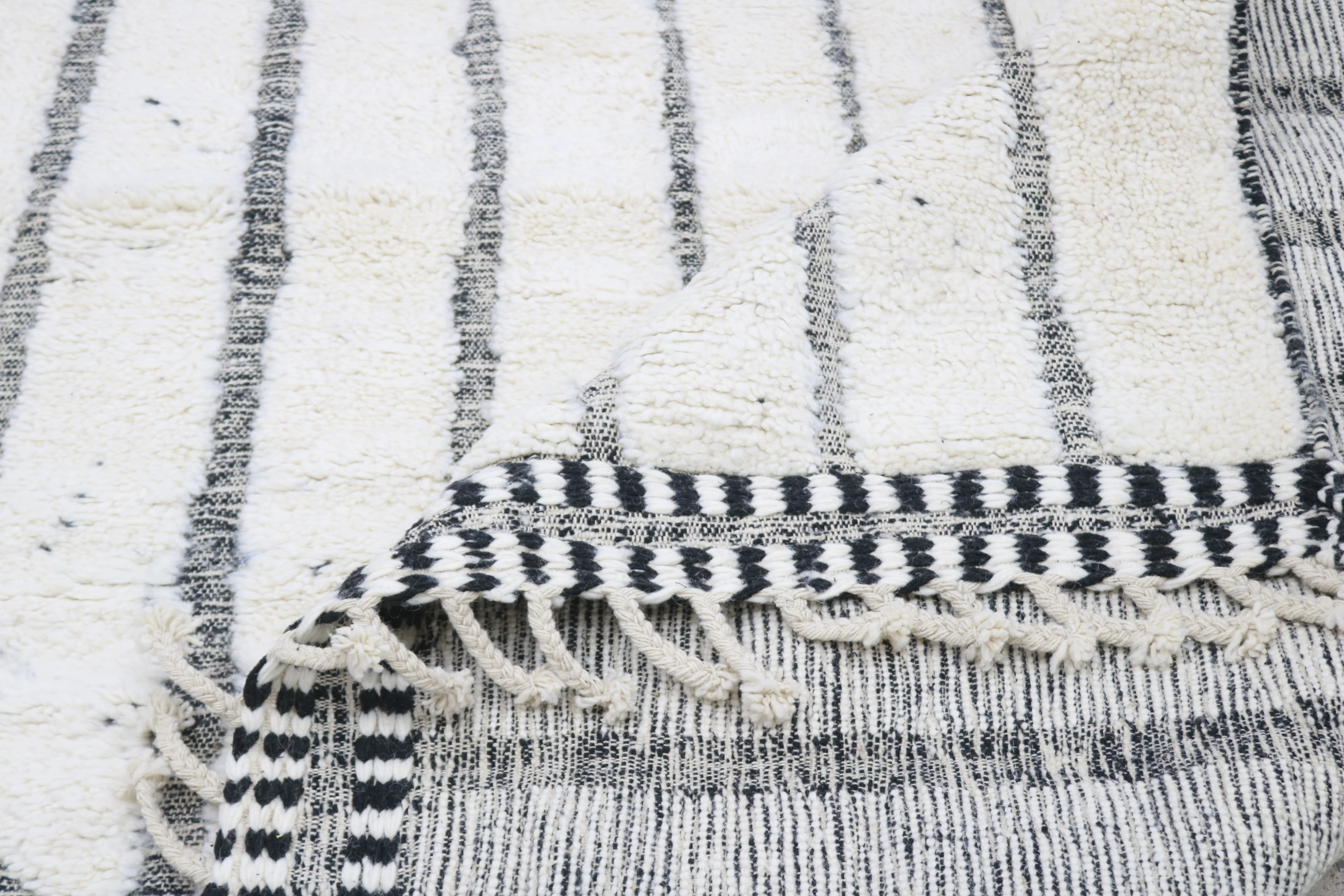 Large Beni Ouarain Rug 290×210 – Ivory Wool with Black Linear Design, GO-939 - Image 6