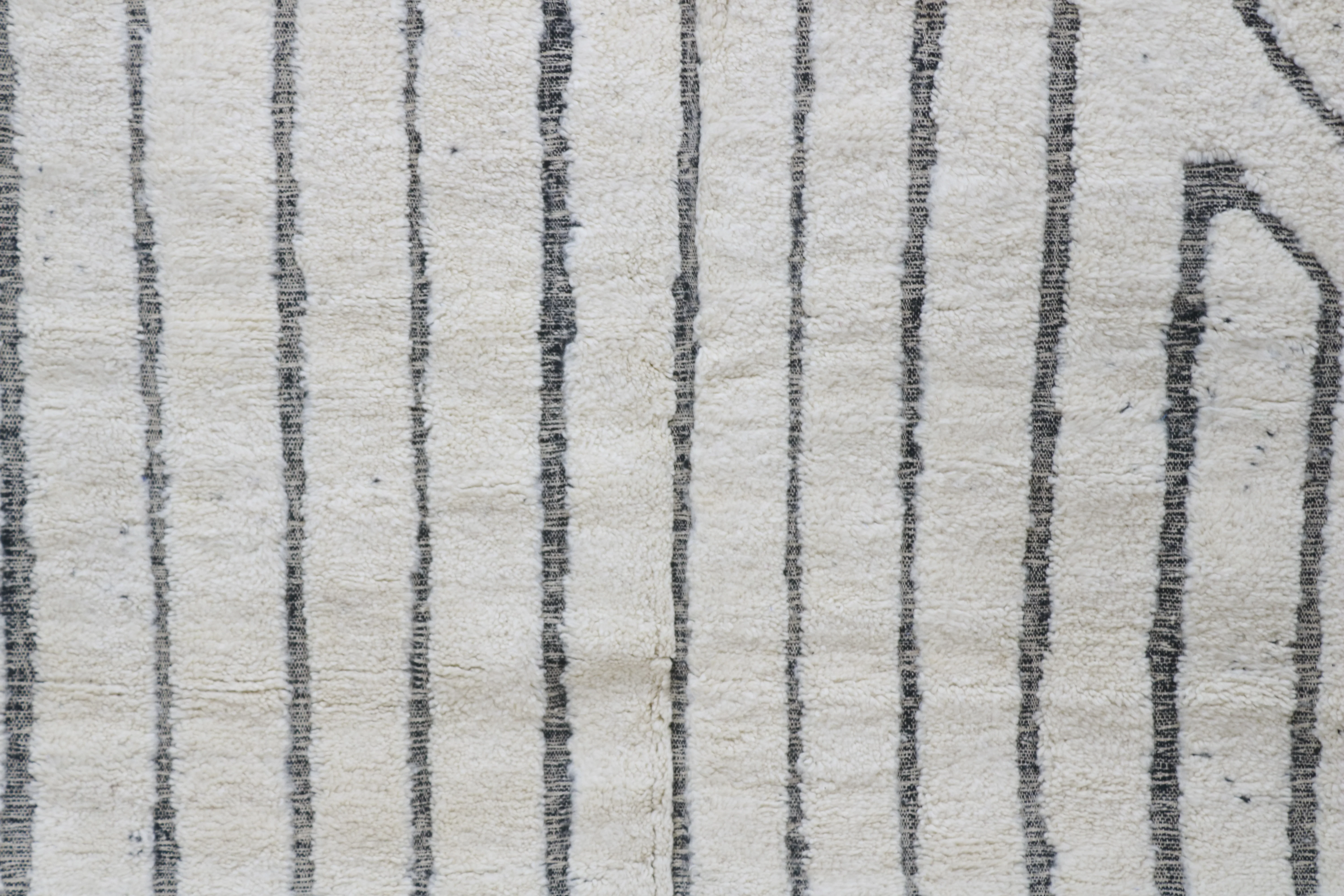 Large Beni Ouarain Rug 290×210 – Ivory Wool with Black Linear Design, GO-939 - Image 8