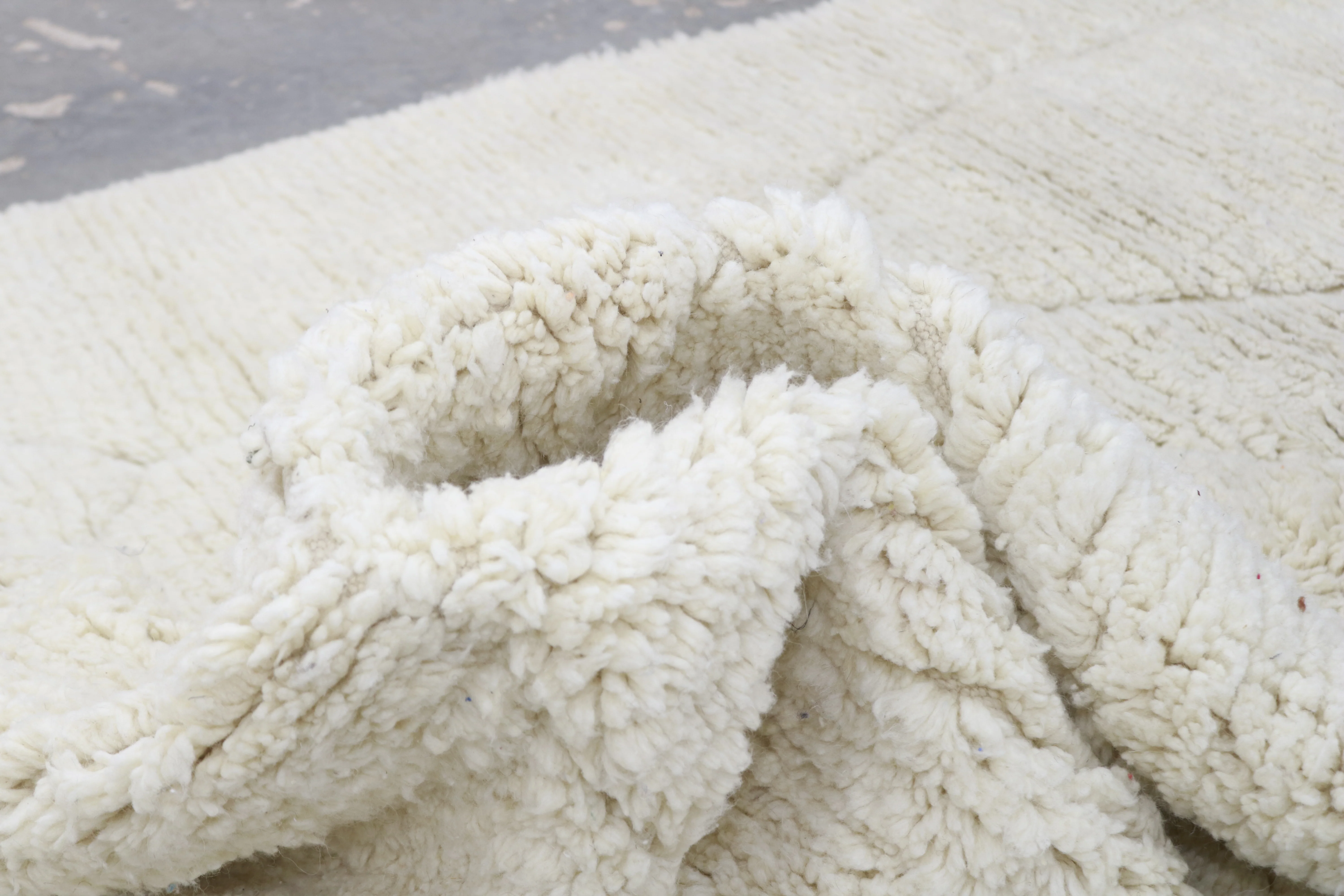Large Beni Ouarain Rug 295×195 cm – Minimalist Ivory Moroccan Wool Rug with Subtle Tribal Pattern, GO-980 - Image 5