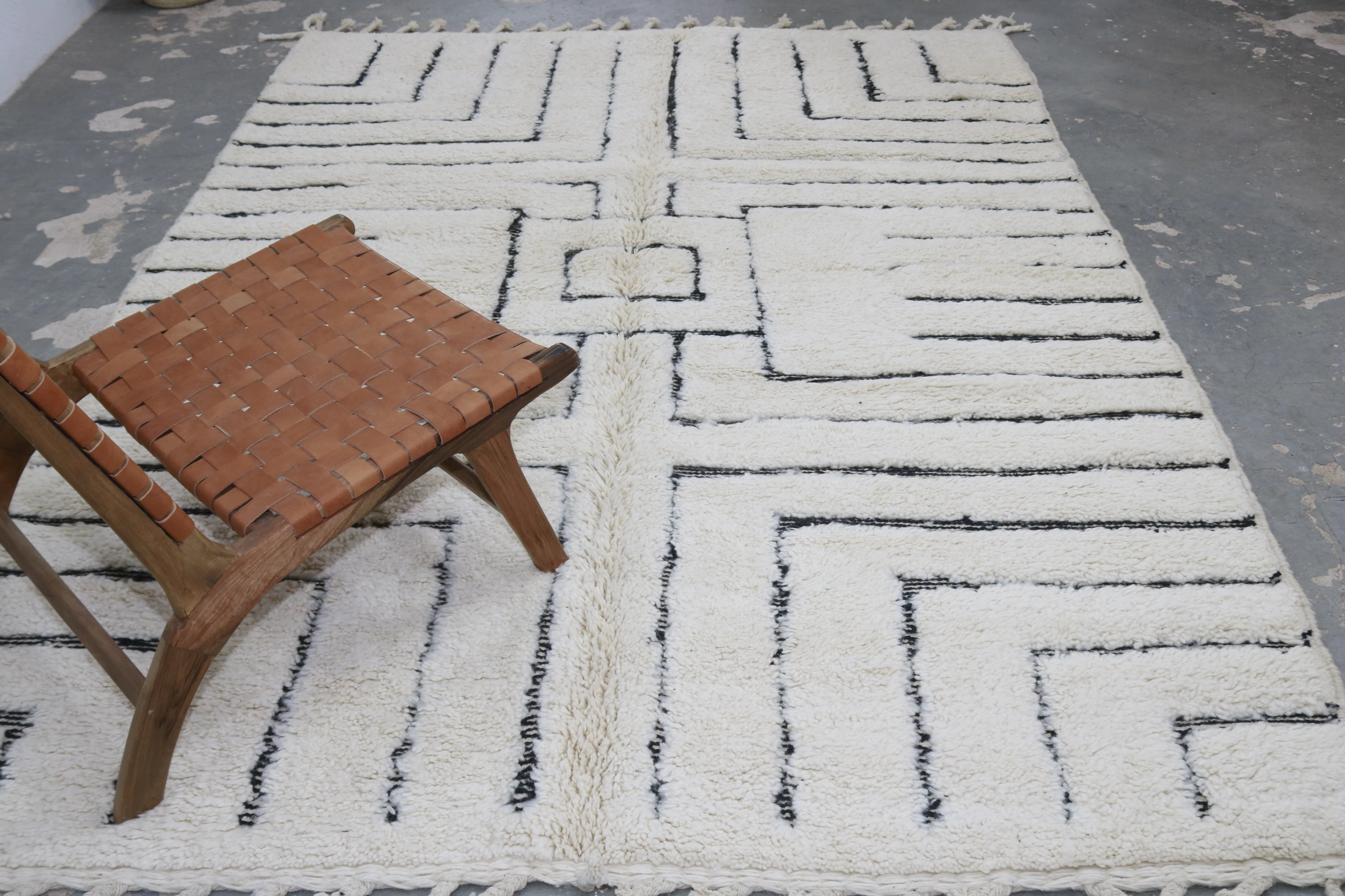Large Beni Ouarain Rug 300×210 – Handmade Ivory Wool Carpet with Structured Geometric Pattern, GO-945 - Image 3