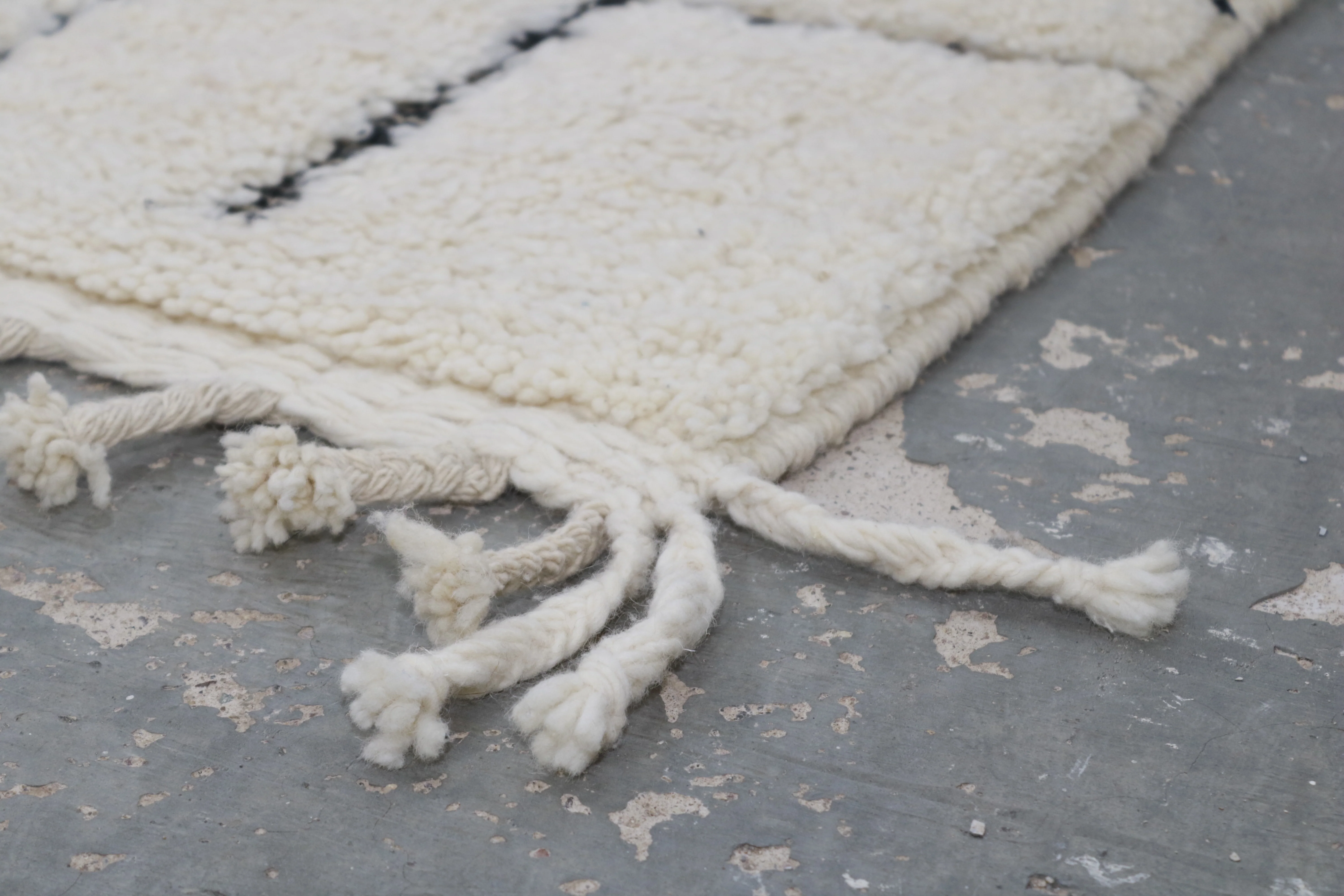 Large Beni Ouarain Rug 300×210 – Handmade Ivory Wool Carpet with Structured Geometric Pattern, GO-945 - Image 5