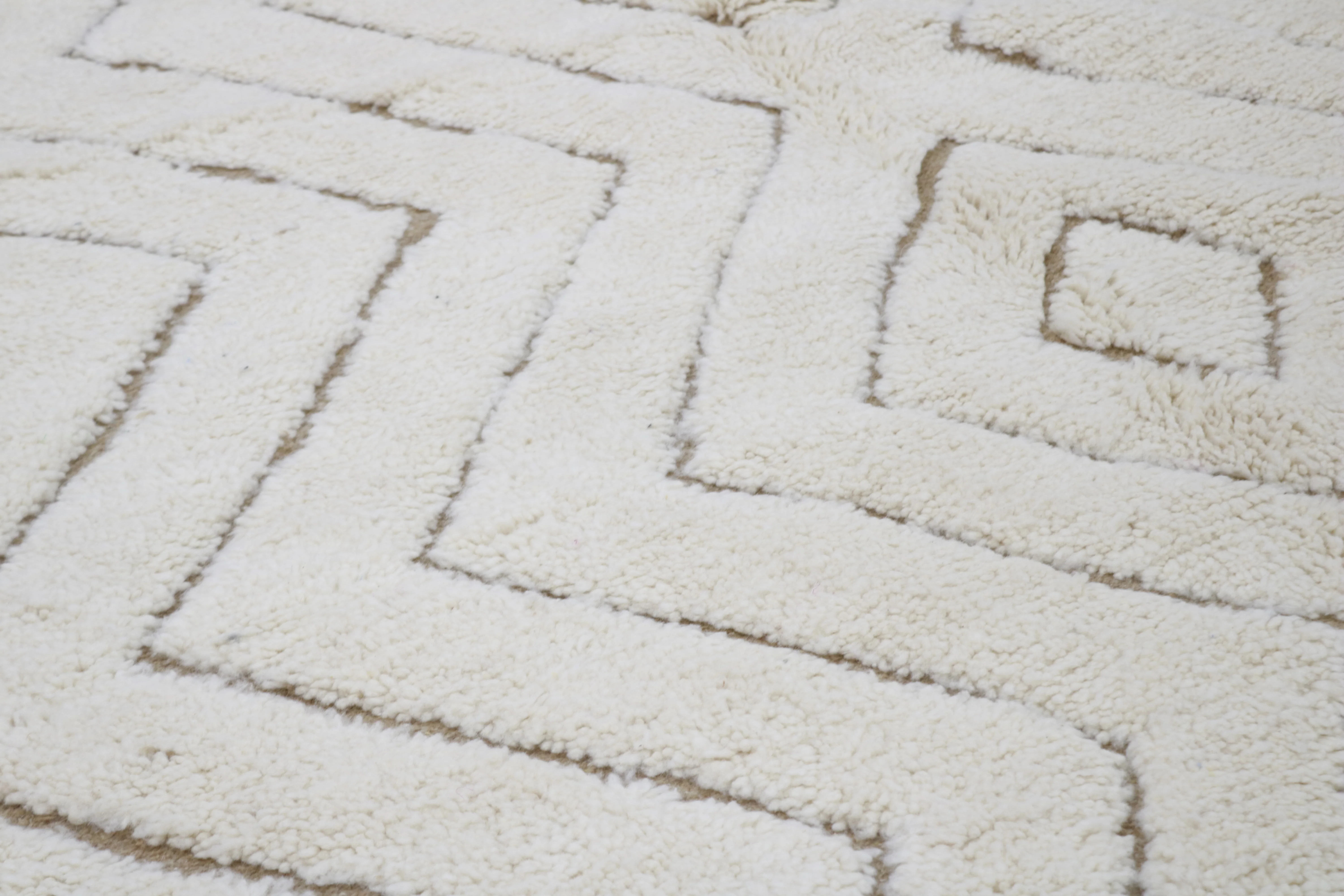 Large Beni Ouarain Rug 325×200 – Handmade Natural Wool Carpet with Soft Diamond Geometry, GO-946 - Image 3