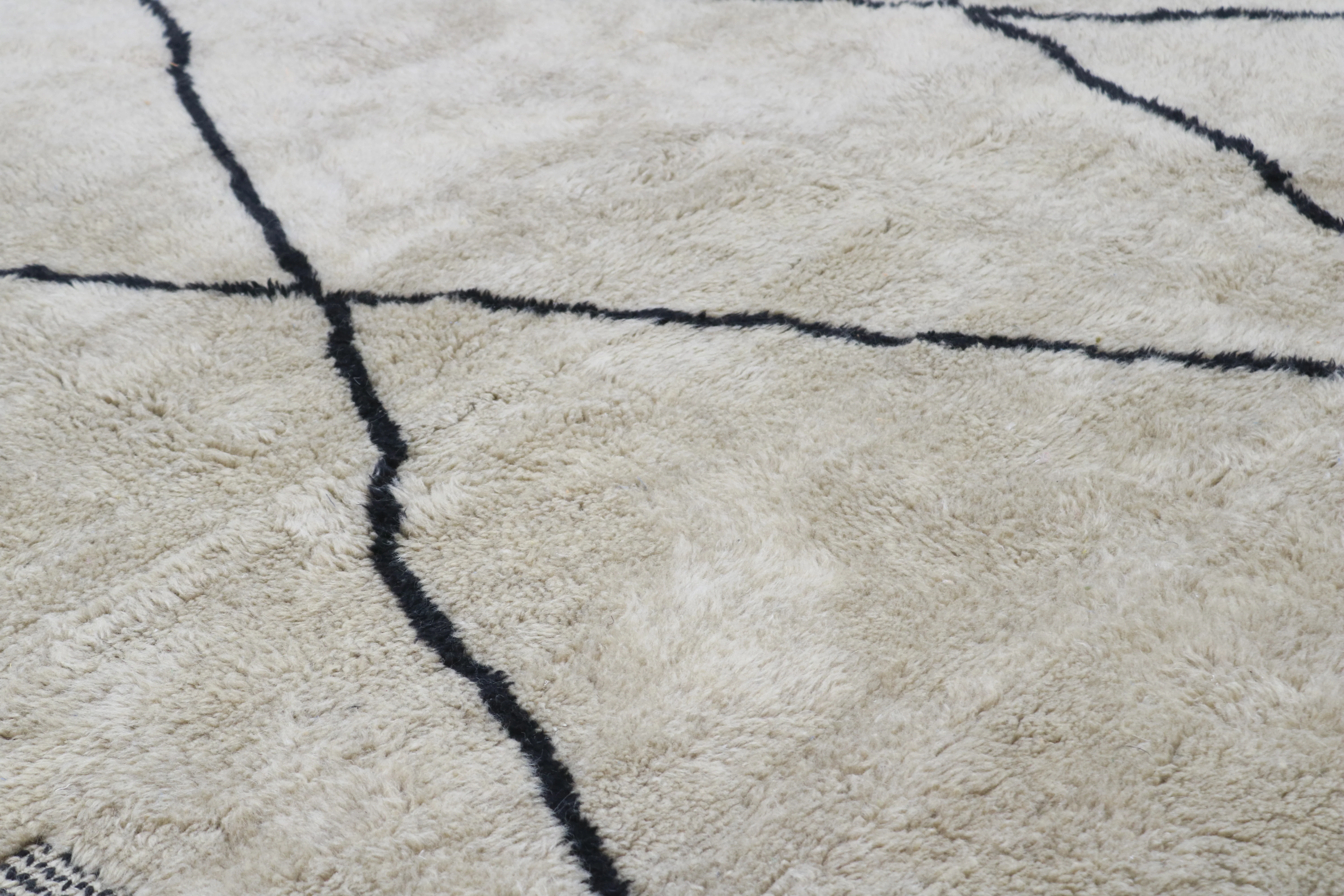 Large Mrirt Rug 355×270 cm – Luxury Light Greige with Diamond Pattern, GO-968 - Image 4