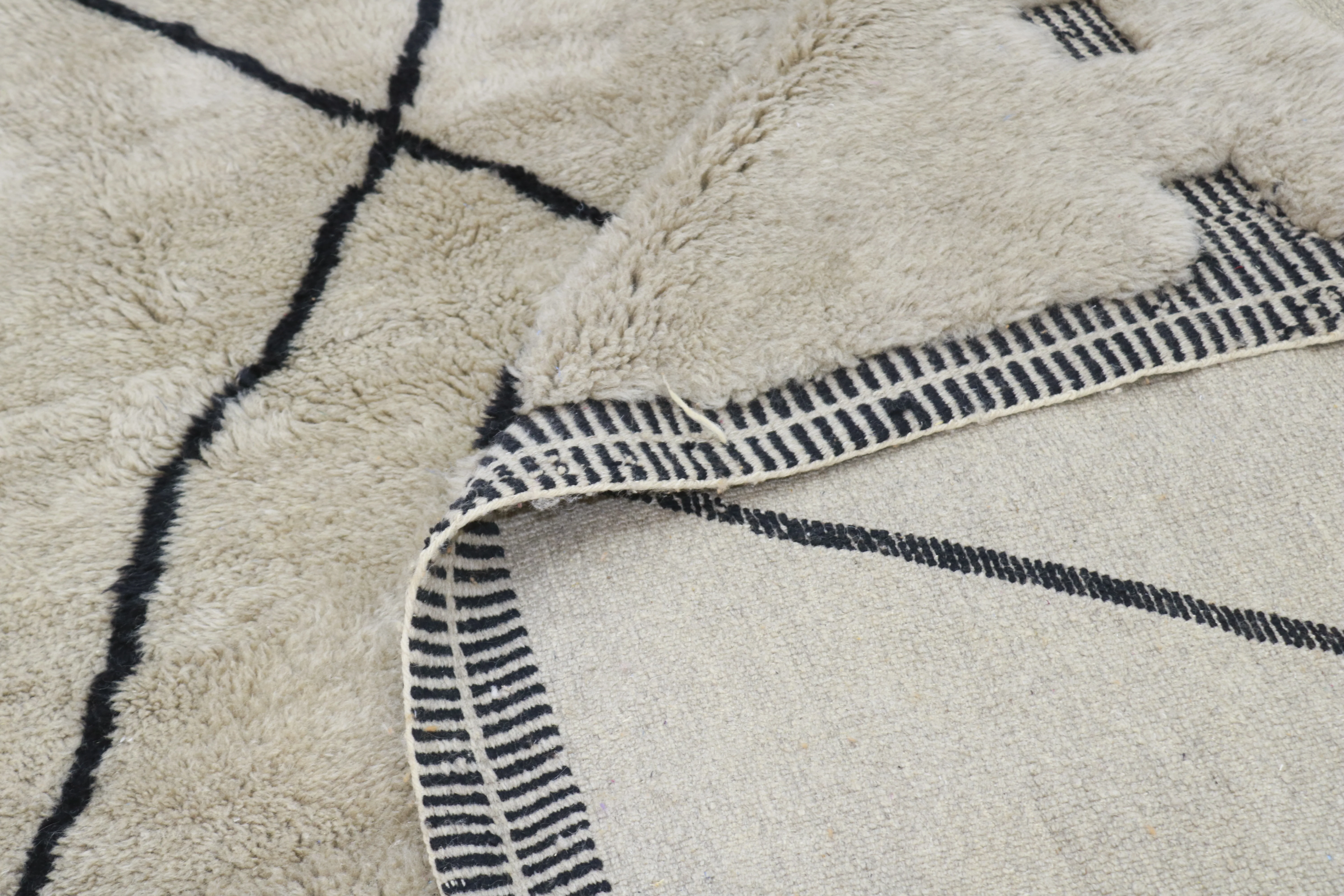 Large Mrirt Rug 355×270 cm – Luxury Light Greige with Diamond Pattern, GO-968 - Image 7