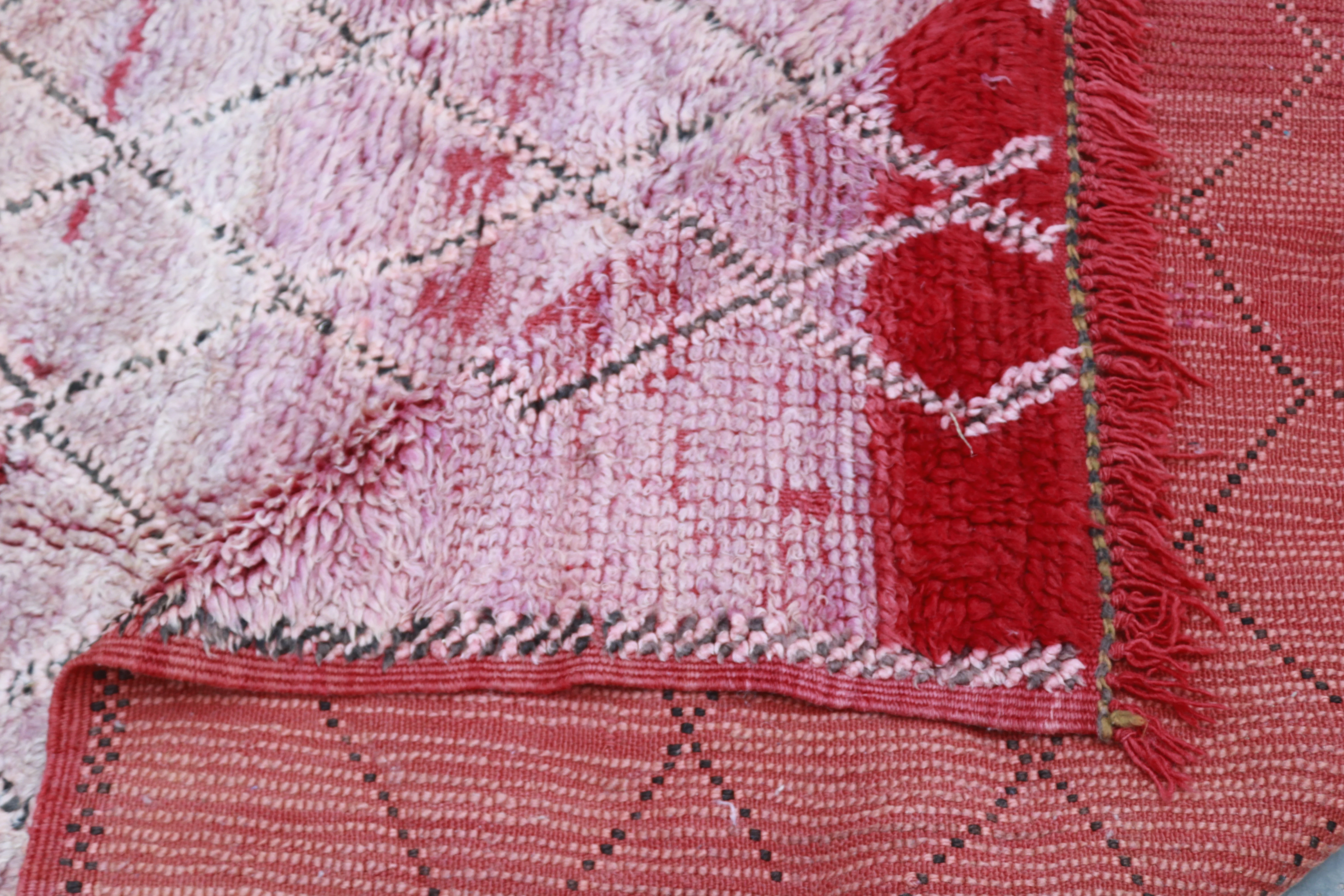 Vintage Boujaad Rug 260×165 cm – Pink Moroccan Berber Rug with Faded Tribal Diamond Pattern, GO-1007 - Image 4